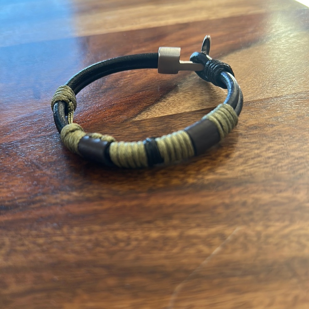Men’s handcrafted brown leather bracelet